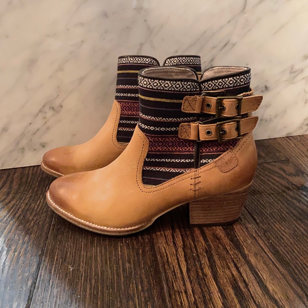 Leather and cloth booties in camel